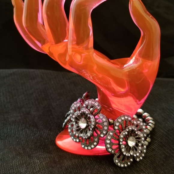 Stretch slip on Texture Flower Bracelet - Picture 1 of 6